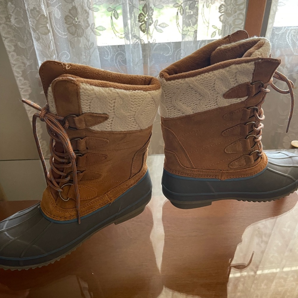 Like new. Khombu Boots. Size 6